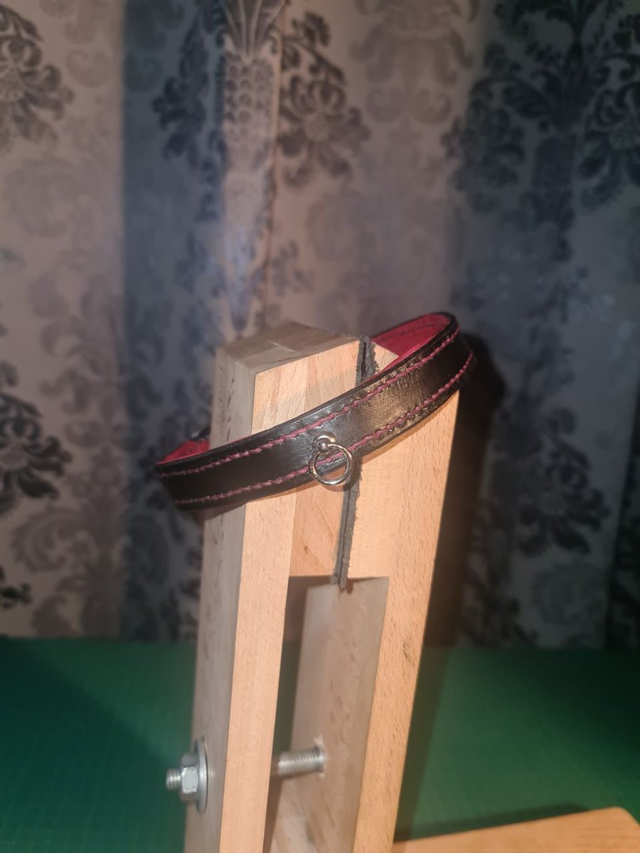 Wieder ein halsband fertig.
Auch diesesmal wieder selbst zugeschnitten und gefärbt, hier ist aber die Besonderheit, daß ich es mit rotem Lammnappa  gepolstert habe.
Ebenso liegt kein Metall auf der Haut und aucv die schnalle ist eingenäht.