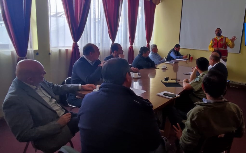 Senapred's tweet photo. #Ahora en #Castro #Chiloé #SENAPREDLosLagos junto a @DPPChiloe encabezan Cogrid Provincial con el fin de evaluar los recursos desplegados en la provincia producto de los incendios forestales que mantienen con Alerta Roja a la comuna #Dalcahue https://t.co/BqYZJr9Ppc