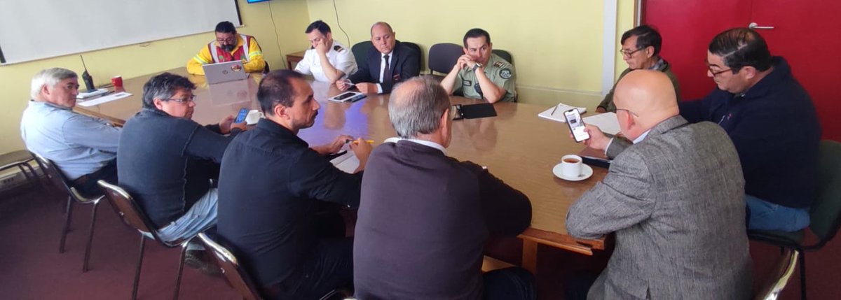 Senapred's tweet photo. #Ahora en #Castro #Chiloé #SENAPREDLosLagos junto a @DPPChiloe encabezan Cogrid Provincial con el fin de evaluar los recursos desplegados en la provincia producto de los incendios forestales que mantienen con Alerta Roja a la comuna #Dalcahue https://t.co/BqYZJr9Ppc