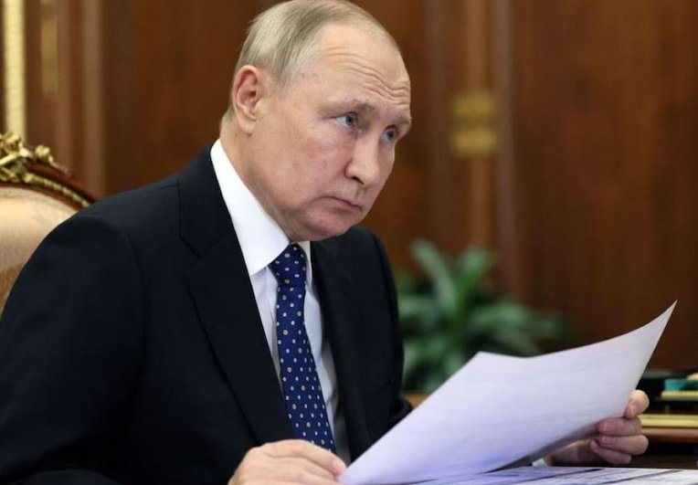 DANTE_eloficial's tweet photo. 🇷🇺 Vladimir Putin firmó una ley que prohíbe la "propaganda LGBTI" en Rusia

"Vamos a defender a nuestros niños"

Estás de acuerdo? https://t.co/Aqb8DrG03y
