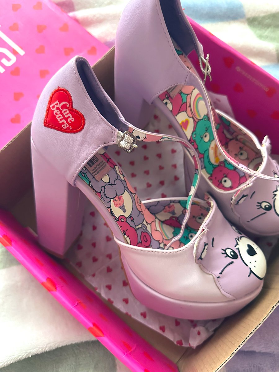 iamlazykat's tweet photo. So many shoes 🎀 https://t.co/Ae4r4iRgj2 https://t.co/ld2aP0BzvR