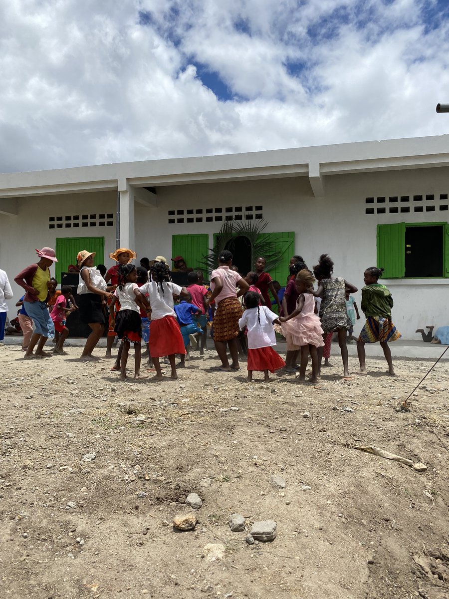 There's no party like a Malagasy party! 🎉 Dancing into the weekend with the community of Beraketa, taken at the opening ceremony of our recent school build there 😍🧡 #weekendvibes #ruraldevelopment #FridayFeeling #Madagascar