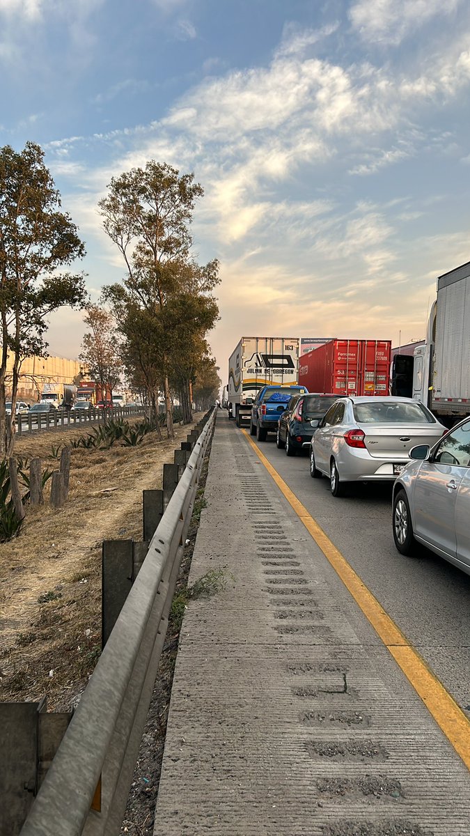 gvmiguel's tweet photo. @CAPUFE @FranciscoMunizP @GN_Carreteras No tiene carga estamos sin poder movernos https://t.co/a5SBrgtRKa