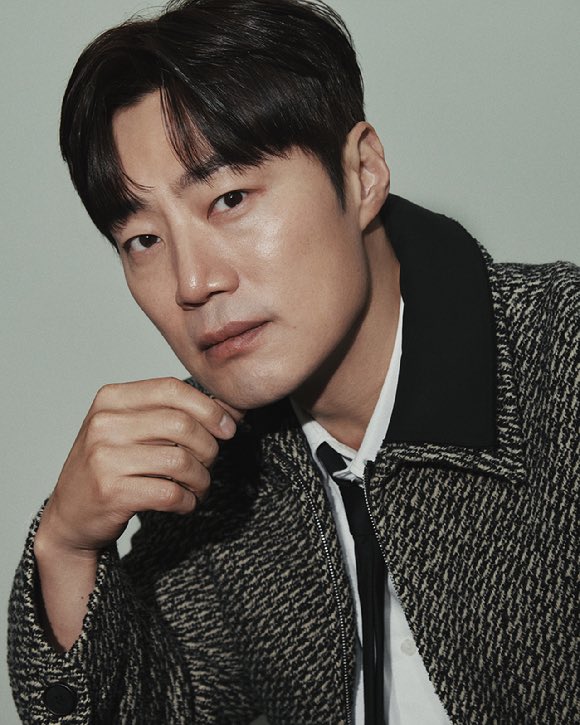 Actor #leeheejun expressed his gratitude to #kimhyesoo, whom he met for over 10 years (The Queen of Office 2013)

'If I send her a message, she always comes. That's why she has been coming to see me for the past 10 years. She is a good senior who I can learn a lot from.'