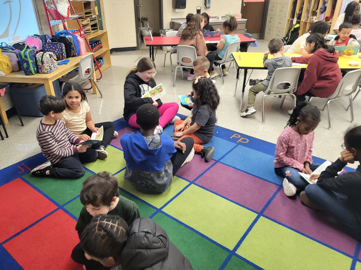 wunderclass103's tweet photo. Our 5th graders had a great time working with their kindergarten buddies in Mrs. Day's class on their reading skills.  @MissGonnella @VMESMustangs https://t.co/kNYecjvfOZ