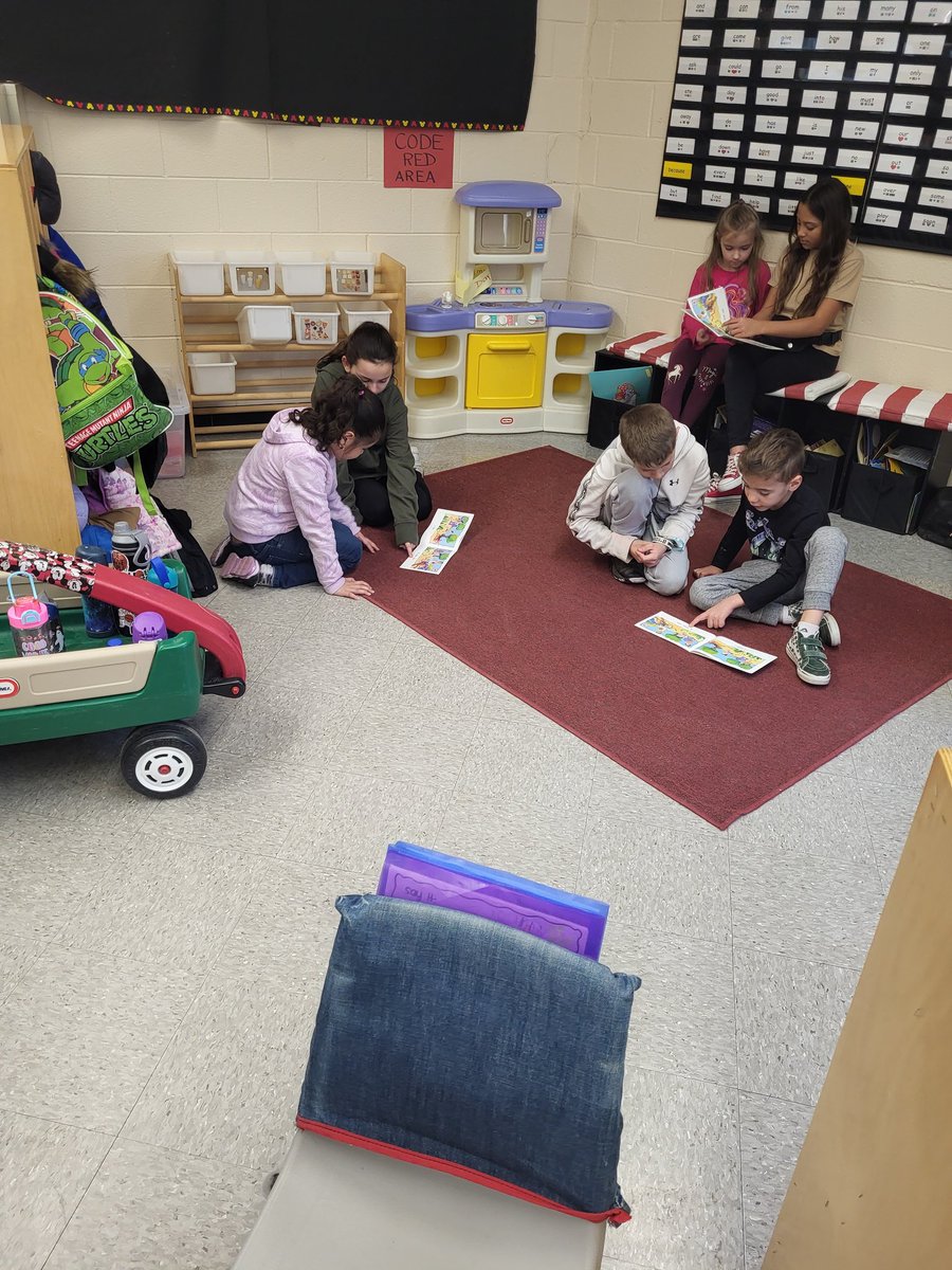 wunderclass103's tweet photo. Our 5th graders had a great time working with their kindergarten buddies in Mrs. Day's class on their reading skills.  @MissGonnella @VMESMustangs https://t.co/kNYecjvfOZ