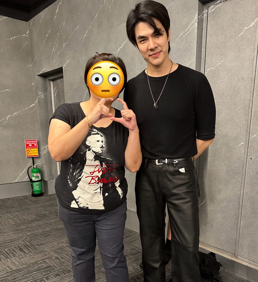 lig5566's tweet photo. So blessed to meet Pmai at Slot Machine’s concert 😭. So handsome. Omg. He’s really kind to agree for 1v1 photo. I said I only know Free Fall but I came as a Kinnporsche fan. 💚
#MilePhakphum 
#slotmachine https://t.co/4kPzlLvaZI