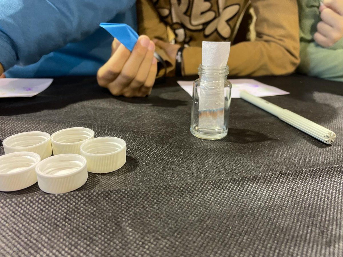 RetoExperimenta's tweet photo. Portem la ciència al carrer!
L'alumnat ha pogut experimentar amb el centre de gravetat, la força de l'aigua, cromatografia i les reaccions àcid-base.
Gràcies @escolaGFortuny per convidar-nos un any més a participar al Science Market Day. #StreetLab https://t.co/OI2Y40KH5n