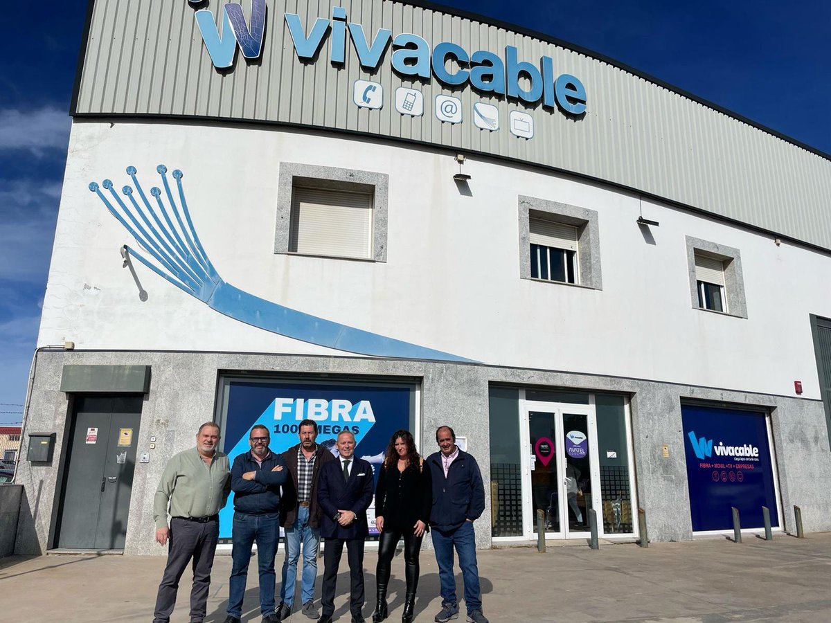raulmorales_vox's tweet photo. En @VOXSevilla_ vamos a seguir dando voz  y a continuar representando los intereses de nuestros pueblos y comarcas, hoy atiendo la invitación de @ElCatalejO_ en El Viso,  junto a los coordinadores y equipos de Carmona y Mairena del Alcor.

En breve el debate en antena #Vivacable. https://t.co/ikQkxmChdu