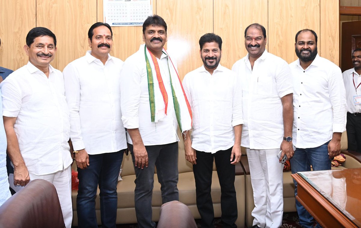 Vemnarenderredy's tweet photo. బీ ఆర్ ఎస్ పార్టీకి చెందిన వికారాబాద్ జిల్లా పరిషత్ చైర్ పర్సన్ పట్నం సునీత మహేందర్ రెడ్డి గారు,మాజీ మేయర్ బొంతు రామ్మోహన్ గారు,చర్లపల్లి కార్పొరేటర్ బొంతు శ్రీదేవి యాదవ్,బీ ఆర్ ఎస్ సీనియర్ నాయకులు కంచర్ల చంద్రశేఖర్ రెడ్డి,చలపతి రావు ఈరోజు గాంధీ భవన్ లో కాంగ్రెస్ పార్టీ రాష్ట్ర వ్యవహారాల ఇంచార్జి @DeepaDasmunsi మరియు ప్రభుత్వ ప్రధాన సలహాదారు,కాంగ్రెస్ సీనియర్ వైస్ ప్రెసిడెంట్ వేం నరేందర్ రెడ్డి గారి ఆధ్వర్యంలో కాంగ్రెస్ పార్టీలో చేరారు..

@INCTelangana @revanth_anumula @bonthurammohan @patnamsuneetha @bonthu_sridevi