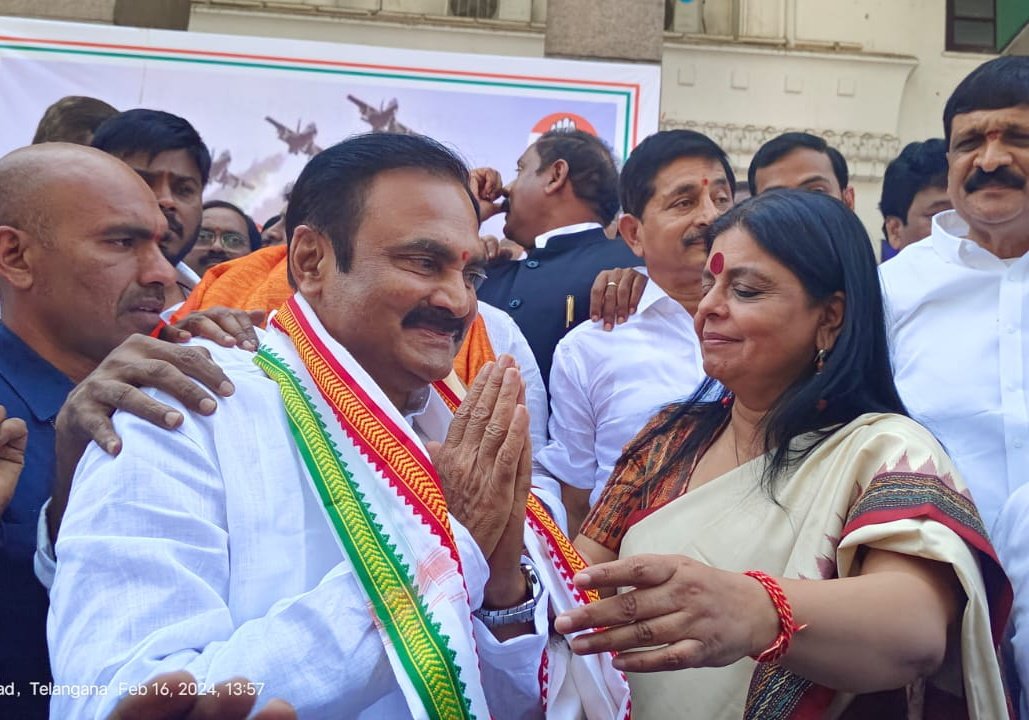 Vemnarenderredy's tweet photo. బీ ఆర్ ఎస్ పార్టీకి చెందిన వికారాబాద్ జిల్లా పరిషత్ చైర్ పర్సన్ పట్నం సునీత మహేందర్ రెడ్డి గారు,మాజీ మేయర్ బొంతు రామ్మోహన్ గారు,చర్లపల్లి కార్పొరేటర్ బొంతు శ్రీదేవి యాదవ్,బీ ఆర్ ఎస్ సీనియర్ నాయకులు కంచర్ల చంద్రశేఖర్ రెడ్డి,చలపతి రావు ఈరోజు గాంధీ భవన్ లో కాంగ్రెస్ పార్టీ రాష్ట్ర వ్యవహారాల ఇంచార్జి @DeepaDasmunsi మరియు ప్రభుత్వ ప్రధాన సలహాదారు,కాంగ్రెస్ సీనియర్ వైస్ ప్రెసిడెంట్ వేం నరేందర్ రెడ్డి గారి ఆధ్వర్యంలో కాంగ్రెస్ పార్టీలో చేరారు..

@INCTelangana @revanth_anumula @bonthurammohan @patnamsuneetha @bonthu_sridevi
