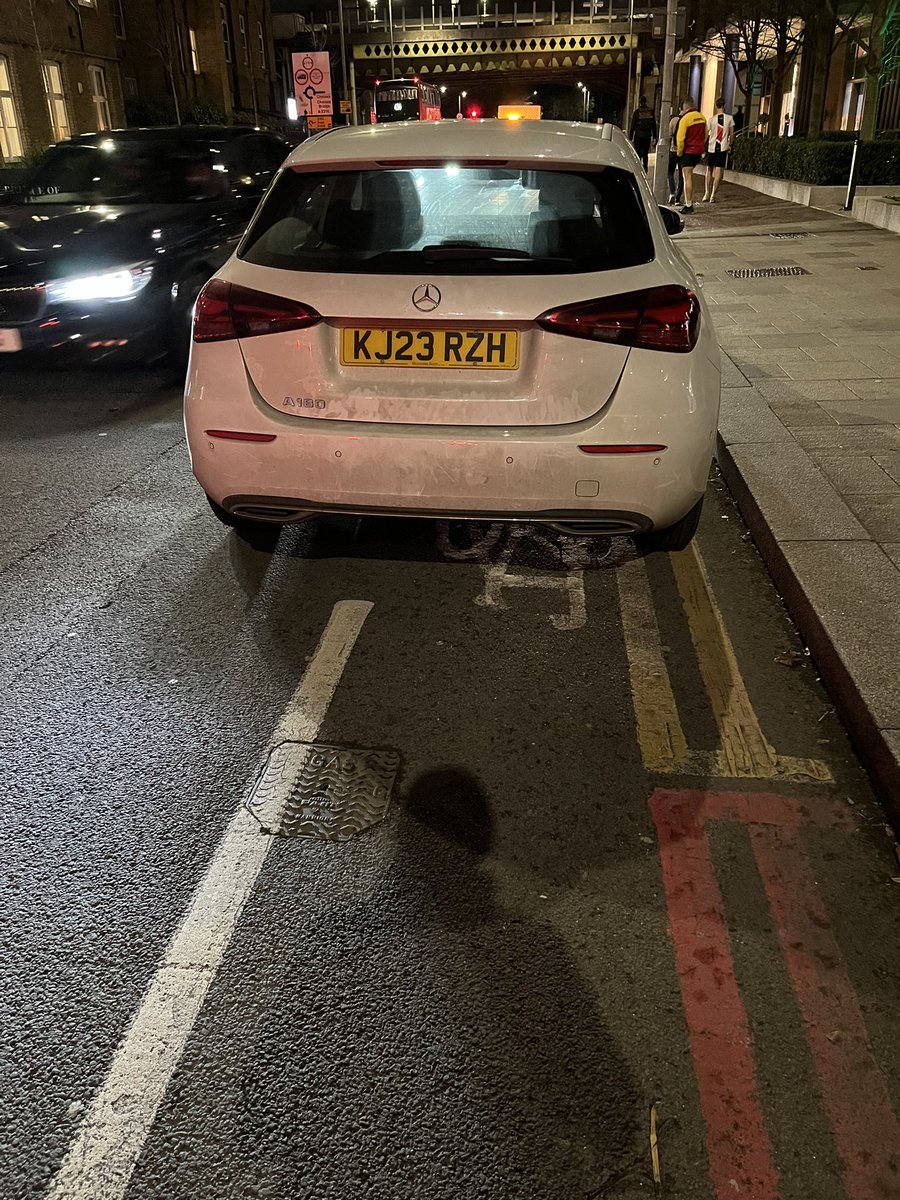 tele_text's tweet photo. @YPLAC no parking space? No problem. There’s always a convenient cycle lane https://t.co/2abdZ0qaaW