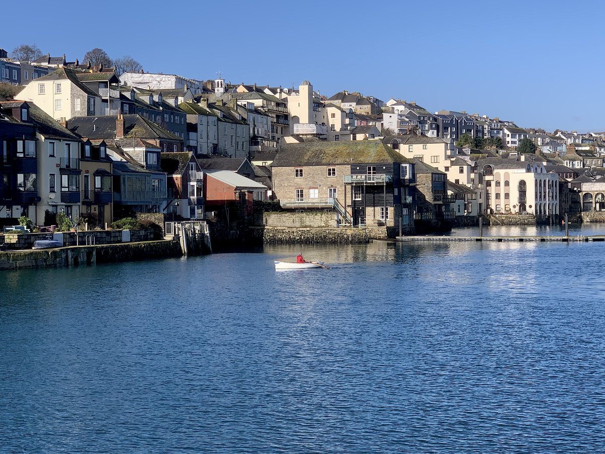 Rowing into the weekend under Falmouth's beautiful blue skies... 🚣☀️ #lovefalmouth #falmouthcornwall #falmouth #cornwall