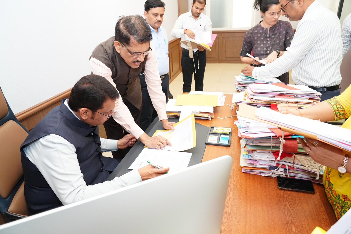 Dev_Fadnavis's tweet photo. 16-2-2024 📍 Mumbai | १६-२-२०२४ 📍मुंबई.
Office work. Clearing pendencies..
कार्यालयीन कामकाज..
#Maharashtra #Mumbai #Work #FileClearance https://t.co/w1x1zysjza
