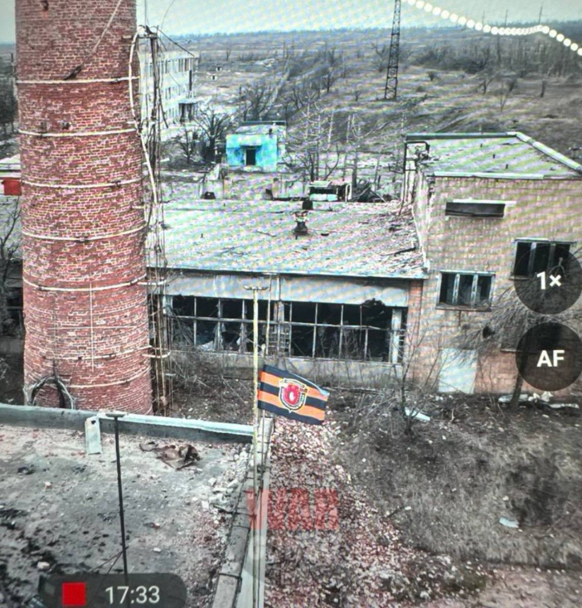MilitarySummary's tweet photo. #UkraineRussiaWar
🌐 Place: #Avdiivka
🕰 Date: ~16.02.2024
📌 Coordinates: 48.1333, 37.80568
👩‍🚀 Squad: #Pyatnashka
📝 Description: The Russian military installs a unit flag in one of the industrial buildings of the Donetsk filtration station in the Avdiivka area.

🖥 id: 16012024.1609
✉️source: https://t.co/YVEkdrjdj5
Map: Military Summary Map (https://t.co/0CYJwa2qx0)