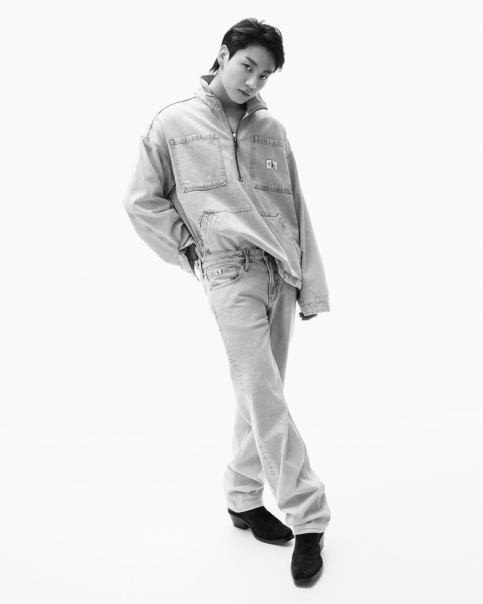 VogueThailand's tweet photo. เปิดภาพ #JUNGKOOK แห่งวง @BTS_twt ในแคมเปญคอลเล็กชั่น Spring 2024 จาก @CalvinKlein กับคีย์ไอเท็มอย่างกางเกงเดนิมทรง 1990s และเสื้อยืดโอเวอร์ไซส์ลายโมโนแกรม นับเป็นการตอกย้ำเอกลักษณ์อันโดดเด่นของแบรนด์ในหมู่หนุ่มสาวยุคใหม่ #mycalvins #CalvinKleinTH #JungkookxCalvinKlein https://t.co/363f1bNNfP