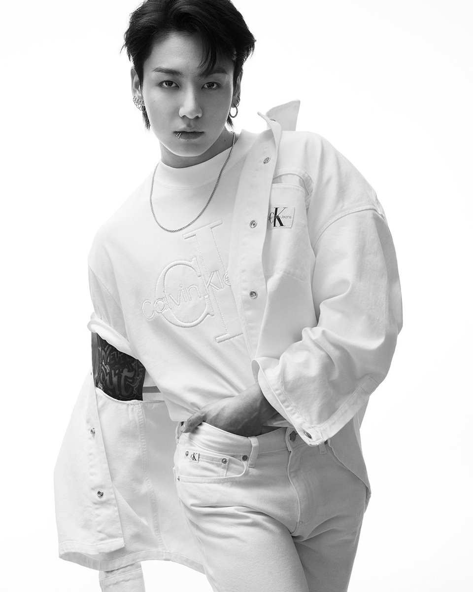 VogueThailand's tweet photo. เปิดภาพ #JUNGKOOK แห่งวง @BTS_twt ในแคมเปญคอลเล็กชั่น Spring 2024 จาก @CalvinKlein กับคีย์ไอเท็มอย่างกางเกงเดนิมทรง 1990s และเสื้อยืดโอเวอร์ไซส์ลายโมโนแกรม นับเป็นการตอกย้ำเอกลักษณ์อันโดดเด่นของแบรนด์ในหมู่หนุ่มสาวยุคใหม่ #mycalvins #CalvinKleinTH #JungkookxCalvinKlein https://t.co/363f1bNNfP