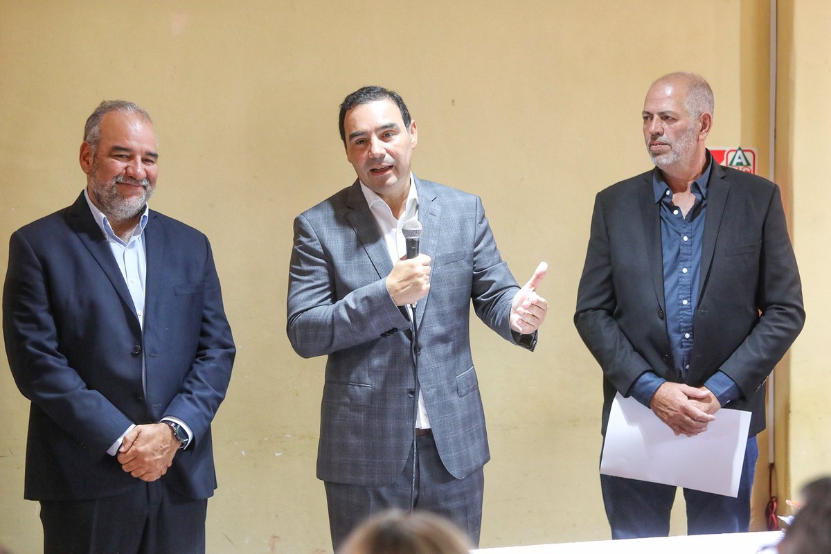 gustavovaldesok's tweet photo. En la Dirección Provincial de Vialidad, el ingeniero Luis Cardozo asumió como nuevo presidente del directorio de la institución. Con una vasta experiencia en el sector privado, junto a Luis seguiremos trabajando en la modernización de la infraestructura provincial. ¡Éxitos! https://t.co/jCOwEyBc31