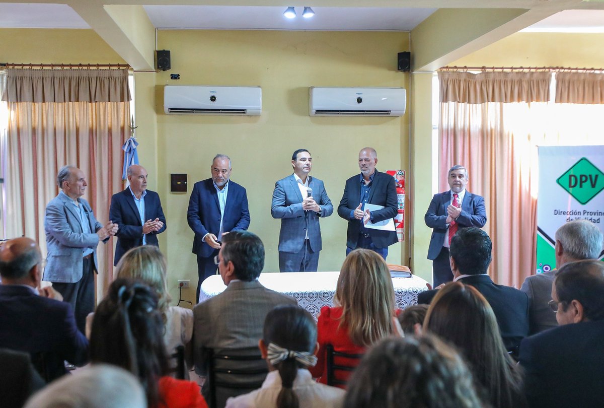 gustavovaldesok's tweet photo. En la Dirección Provincial de Vialidad, el ingeniero Luis Cardozo asumió como nuevo presidente del directorio de la institución. Con una vasta experiencia en el sector privado, junto a Luis seguiremos trabajando en la modernización de la infraestructura provincial. ¡Éxitos! https://t.co/jCOwEyBc31