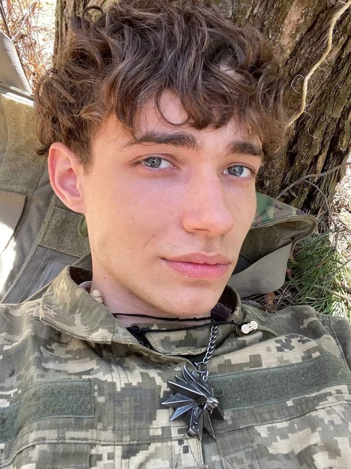 pogrebeckij's tweet photo. 16.02.2023 на сході України загинув француз Andréas Gallozzі. Йому було 22 роки, родом з департаменту Йонна, Бургундія.
Його мама Едіт, сьогодні буде на Майдані в Києві, а в цей же час Rémi Fritsch та інші будуть на кладовищі, де спочиває Андреас у Франції, щоб вшанувати  Героя. https://t.co/o6T3htL55b
