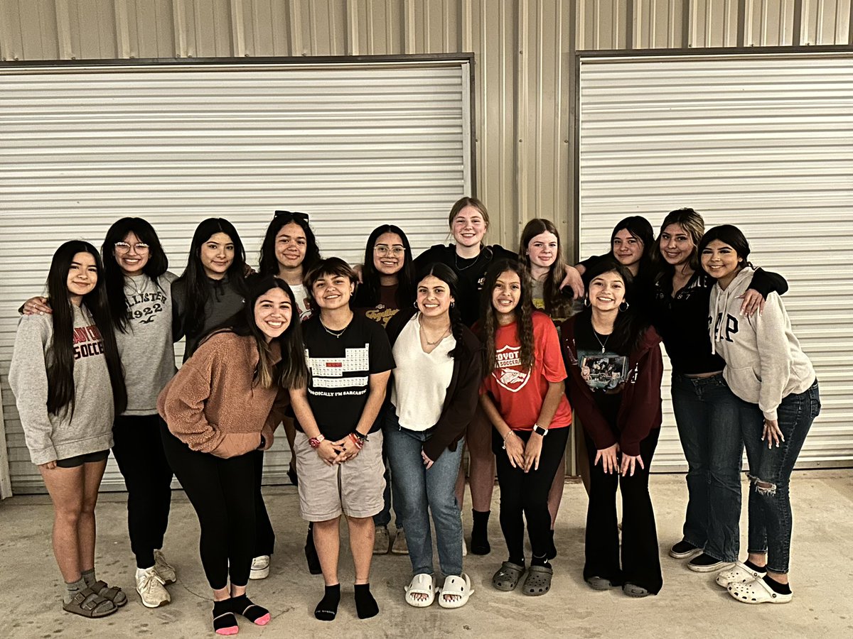 WFHS_LCS's tweet photo. Thank you to the Bumgardner Family for Hosting a dinner for the Junior Varsity team!🖤❤️ https://t.co/PDOxeg28yR