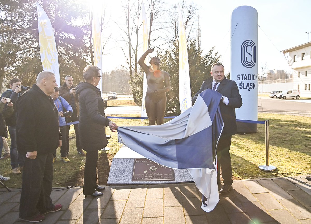Przed wejściem głównym na Stadion Śląski stanął pomnik upamiętniający złotą medalistkę Igrzysk Olimpijskich Kamilę Skolimowską. Pomnik, który został dziś odsłonięty, mierzy 165 cm i waży ok. 120 kg. Przedstawia on uśmiechniętą Kamilę z medalem olimpijskim oraz młotem w dłoni.