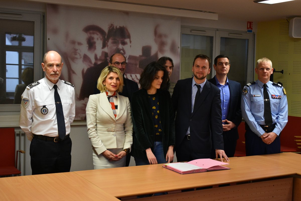 [1/2]📍Ce vendredi, les forces de sécurité, l'autorité judiciaire et les opérateurs de téléphonie ont signé une convention de lutte contre les actes de malveillance sur les réseaux de télécommunications.