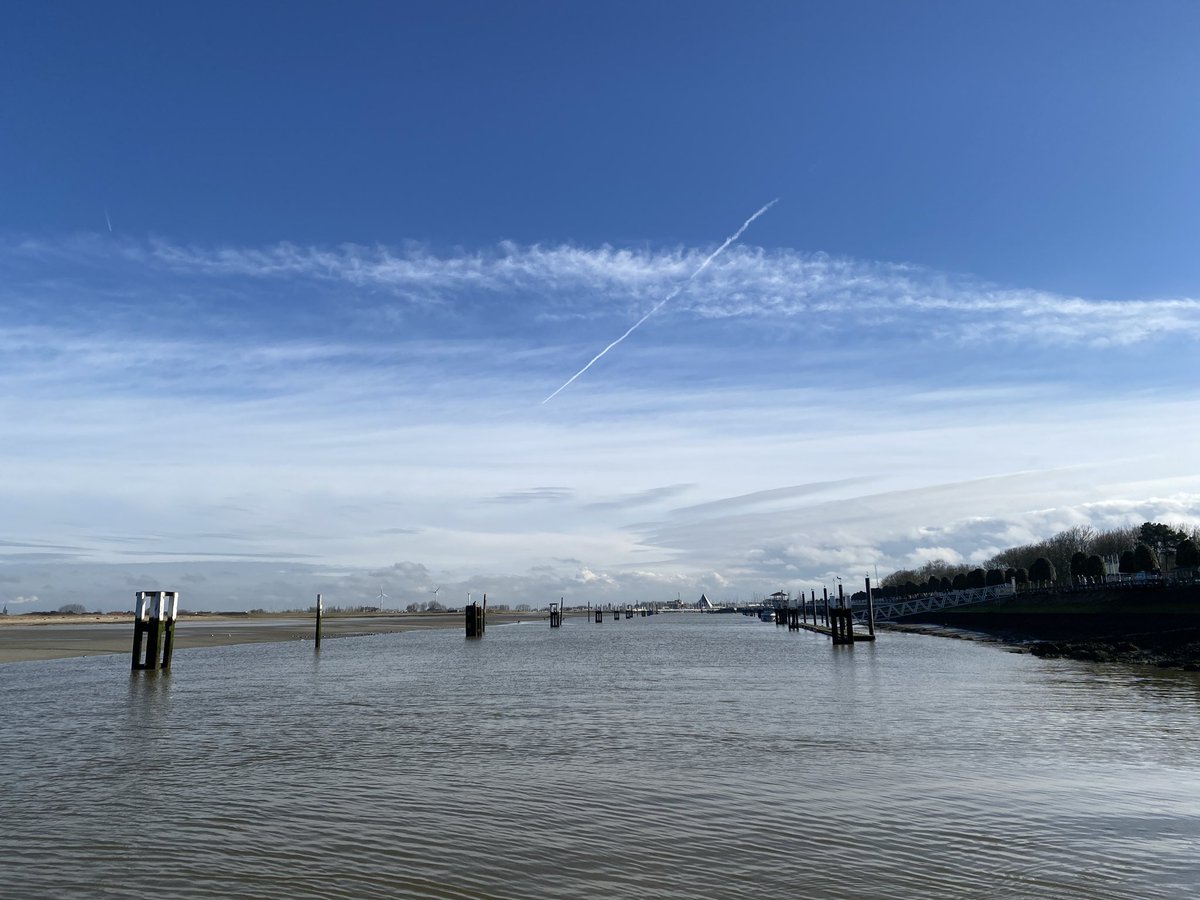 dvranke's tweet photo. Prachtig weer boven de ijzermonding @weer @meteobenl @StadNieuwpoort @gva https://t.co/89bSU1IXkn