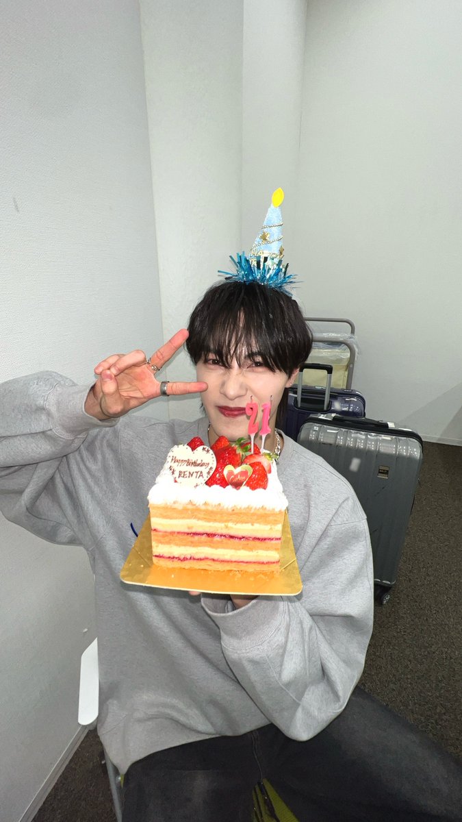 [#RENTA]

216♥️♥️

蓮汰です 今日で 21歳になりました！
1年経つのが早すぎてびっくりです笑

21歳は色んな事に挑戦しつつ、
沢山自分の趣味など見つけて楽しい1年にします！

沢山お祝いしてぐたさりありがとうございました😳

#OCTPATH #西島蓮汰