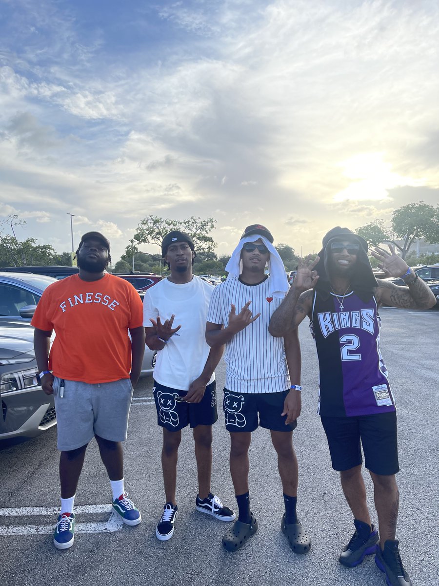 IRLGOLDIE's tweet photo. Betcha didn't know today is my brother's bday! He's the real MVP, and I'm not just sayin' that 'cause we been bussin moves since GameCube. Wish my Twinn a Happy Born Day, or you might end up on his bad side! @LonerRaines https://t.co/F2fEp6BjVw