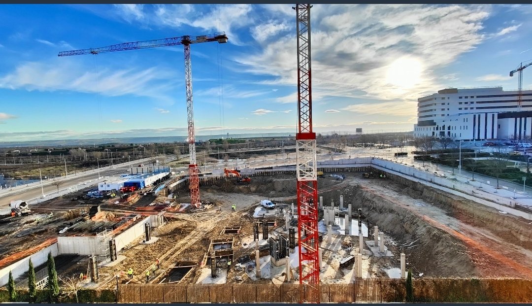 HilosValdebebas's tweet photo. Y asi avanzan las obras de @Prygesa_
que tendrán una arquitectura algo singular para lo que es el barrio y un gran local. 
📸@enclavederiff Que cielo y vistas mas bonitas 😜🤛👍 https://t.co/4hSx3ZtWd7
