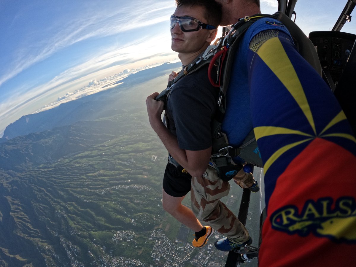 FLY974pointcom's tweet photo. La photo du jour #parachutisme #skydive #gotoreunion #gopro #goprochallenge #goprophotography #ileintense #runhélico https://t.co/eZ1sPV0x6V