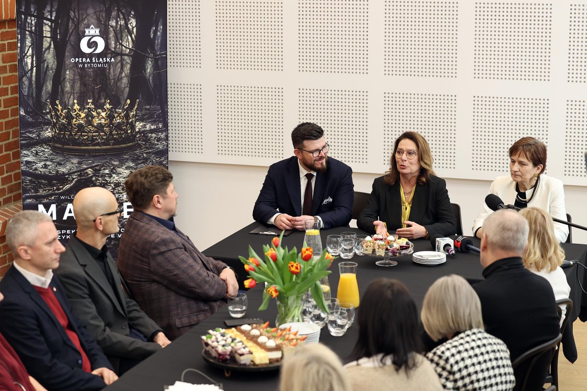 PolskiSenat's tweet photo. 🎭 Marszałek #SenatRP Małgorzata Kidawa-Błońska @M_K_Blonska spotkała się w @OperaSlaska w #Bytom z artystami i twórcami kultury, aby porozmawiać o przygotowywanej ustawie o artystach zawodowych.
👥 W spotkaniu uczestniczyła także senator Halina Bieda.

💬 „Nie da się tworzyć dobrych ustaw, jeśli nie są konsultowane. (...) Ważne jest stabilne wsparcie instytucji kultury i przewidywalne zasady finansowania. Zawód artysty musi zostać uregulowany” – mówiła marszałek podczas dyskusji.

💬 „Wsłuchujemy się w głos środowisk artystycznych. Przygotowanie ustawy o artystach zawodowych to duże wyzwanie” – poinformowała po spotkaniu @M_K_Blonska.

Marszałek odniosła się także do trudnej sytuacji emerytowanych tancerzy.
💬 „System nie przewiduje, aby te osoby po ukończeniu szkoły baletowej mogły np. uczyć tańca lub rytmiki w szkołach, a to dałoby im szansę na dalszą pracę i funkcjonowanie. Bierzemy to pod uwagę” – powiedziała.