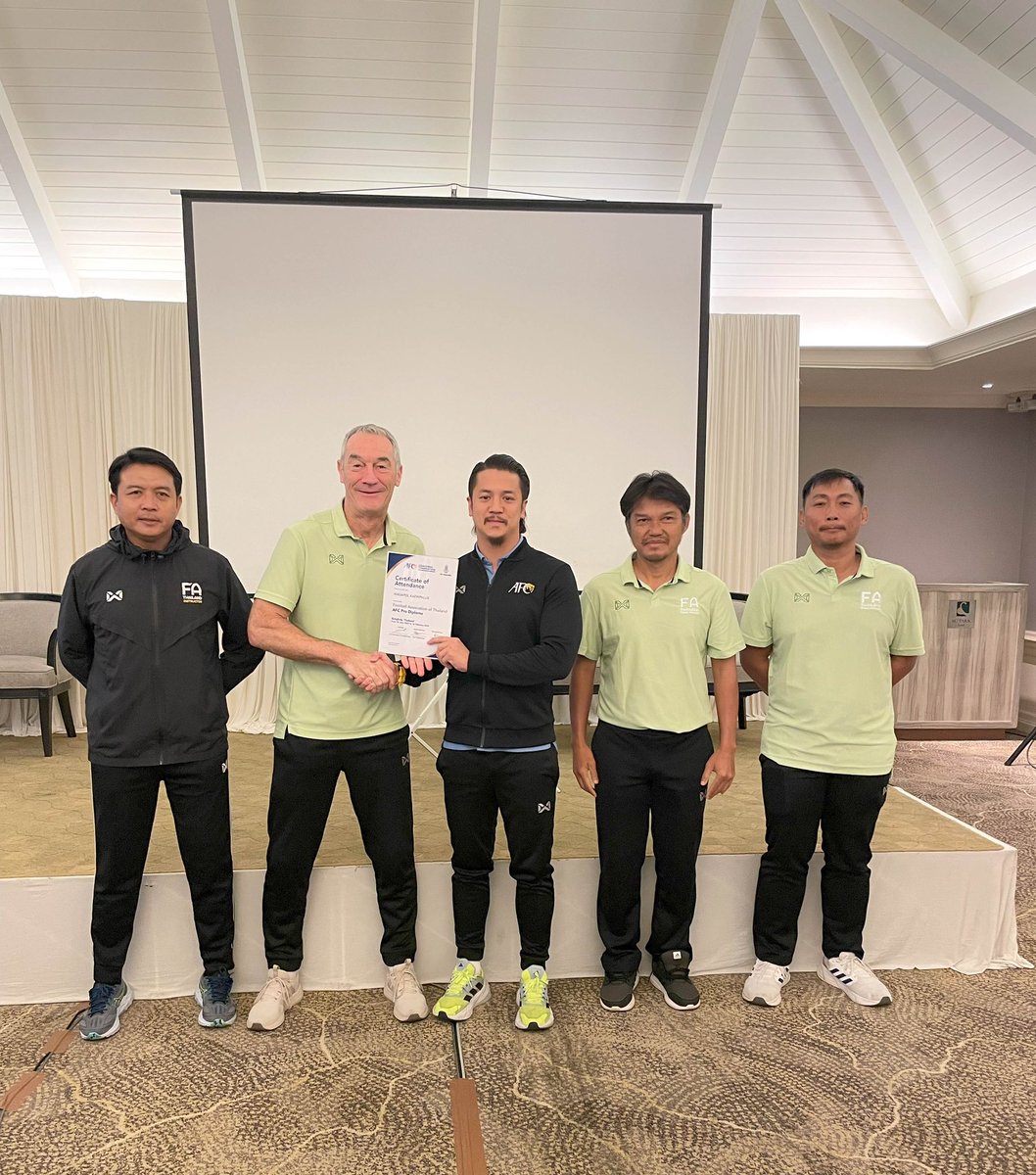 _x_wk's tweet photo. 📚🎓⚽️ 🏁 Across the finish line 😄✌🏻 | สมาคมฯ จัดพิธีปิดการอบรม ผู้ฝึกสอนหลักสูตร AFC ’Pro‘ Diploma รุ่นที่ 3 ของ 🇹🇭 ประเทศไทย | ขอบคุณสำหรับมิตรภาพระหว่างการเดินทางตลอด 9 เดือนครับ 🤜🏻🤛🏻
#FAThailand #Coacheducation #AFCProDiploma #afcprolicense #บอลไทย #ฟุตบอลไทย https://t.co/3XO2ogWNkZ