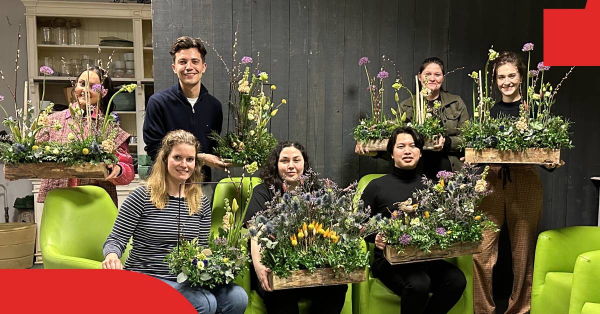 APSupport's tweet image. Onze activiteitencommissie had gisteravond weer een nieuwe activiteit op de planning, namelijk een workshop bloemschikken. Zie de tweede foto voor het eindresultaat! 

#Creatiefmetcollegas #Activiteiten #Workshop #Bloemschikken