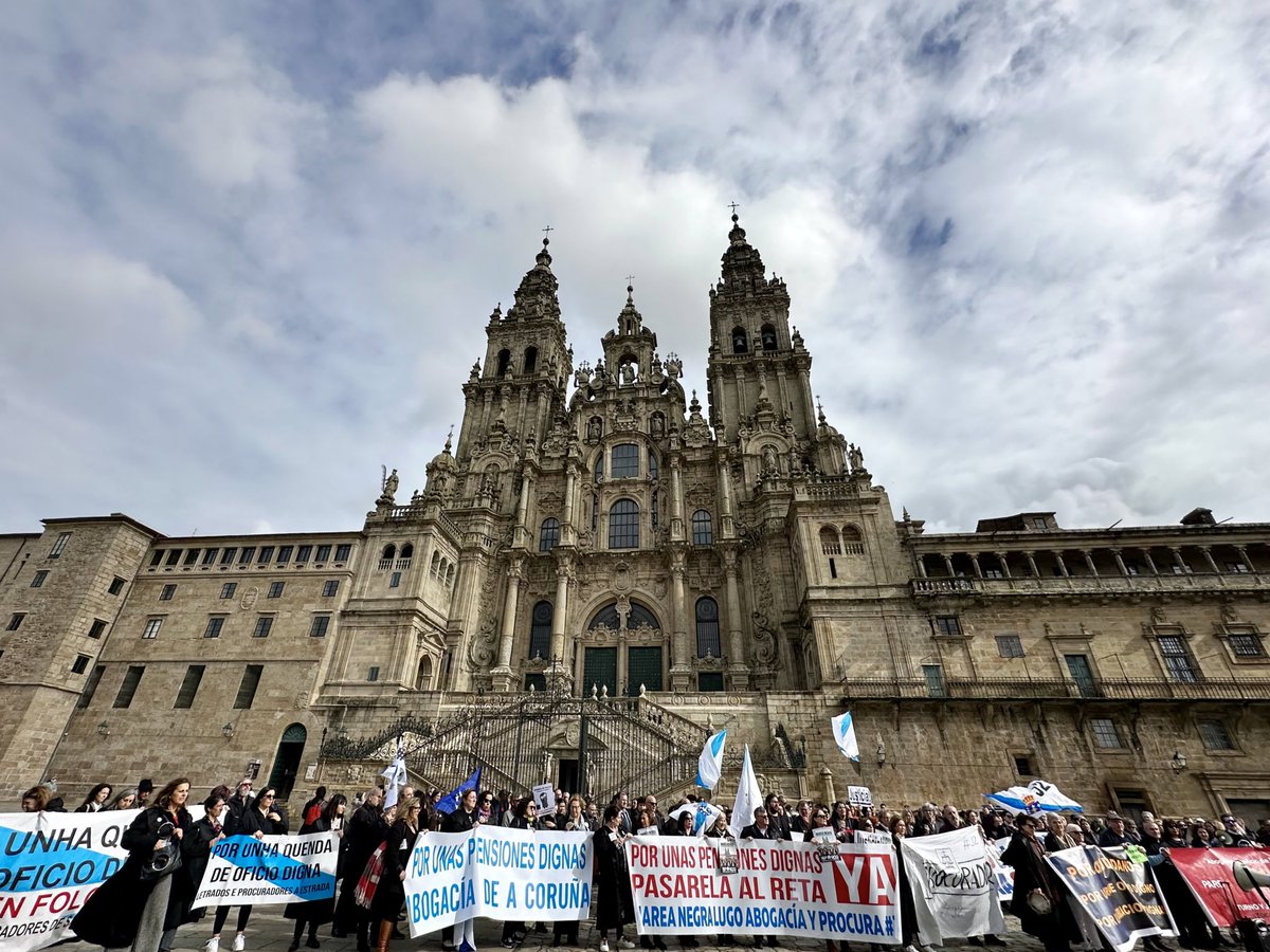abogalugo's tweet photo. 16F⚖️SCQ
Seguimos na loita.
💪🏼⚖️🖤🔥
#PasarelaJ2alRETA
#TurnoOficioDigno
#AvogaciaGalega
#ProcuraGalega https://t.co/8BgkCXPP1D