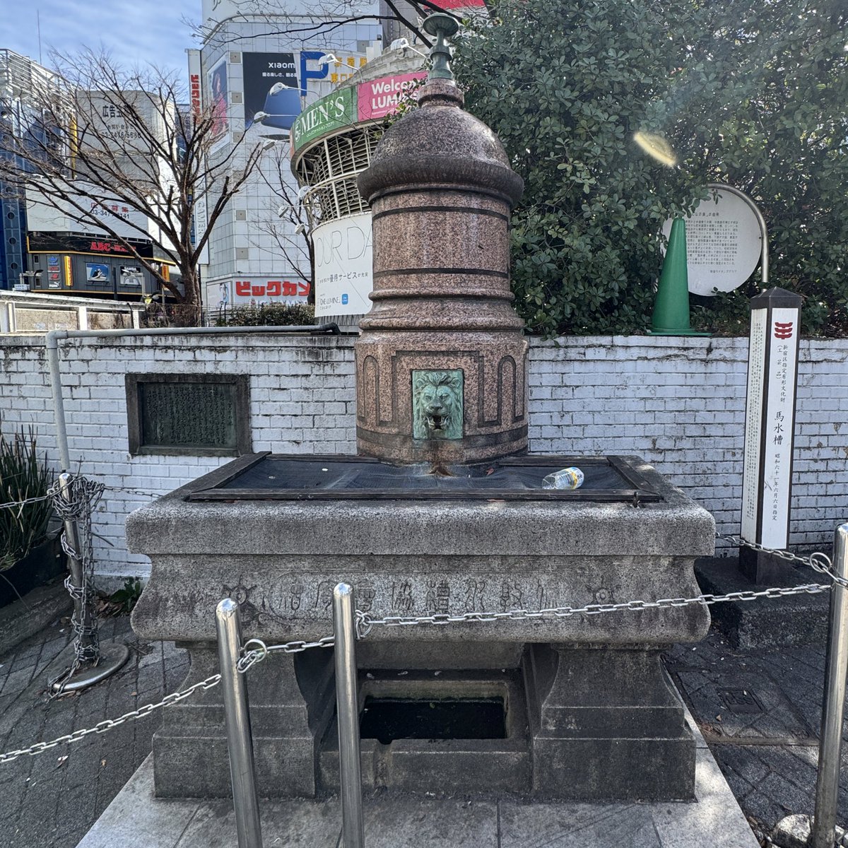 nobamansub's tweet photo. かつてここで馬に水を飲ませていたらしい
下の段は犬猫用 https://t.co/vLWk0Gm479