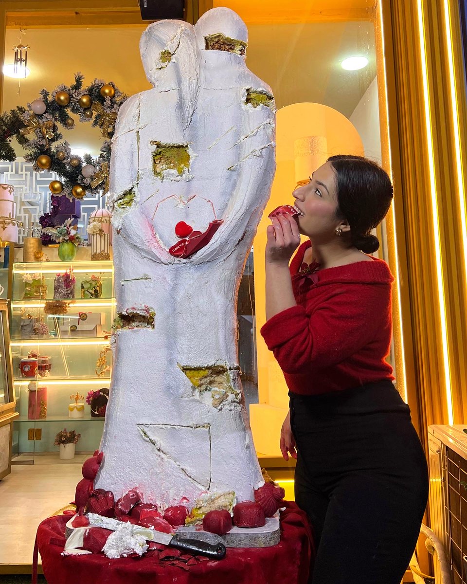 How was your Valentine's Day?
Ours was celebrated with a sculpted couple cake. 🤫