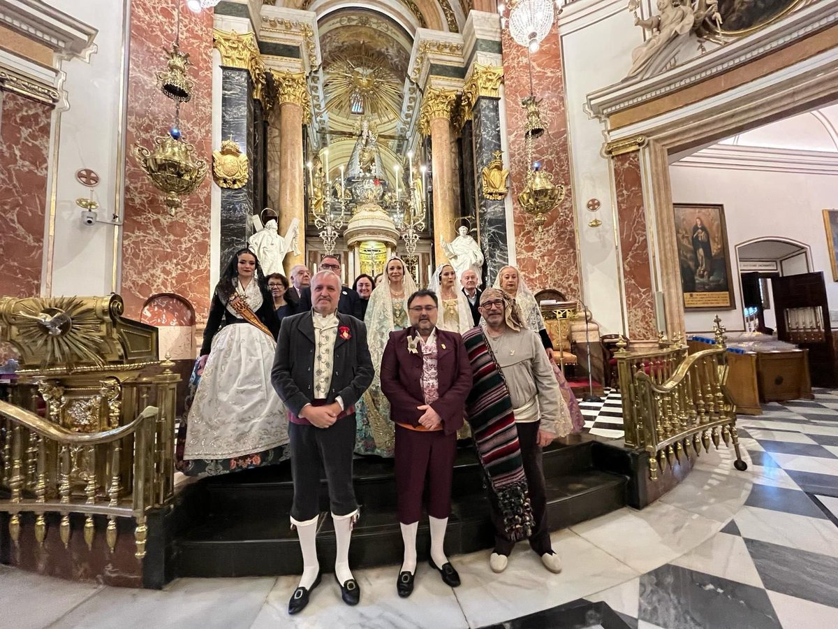 Pilar_SFrancesc's tweet image. El dumenge, 11.02.2024, un any més, els màxims representants de l'#AEPSF24 varen realisar l'Ofrena Floral 💐 en la Basílica dels Desamparats @basilicadesampa 

¡Gràcies una volta més per a rebre-nos!

#Falles2024 #OfrenaBasilica