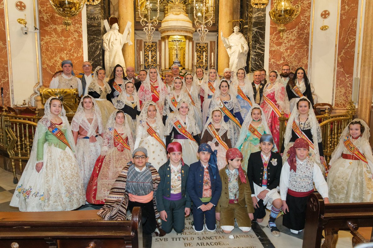 Pilar_SFrancesc's tweet image. El dumenge, 11.02.2024, un any més, els màxims representants de l'#AEPSF24 varen realisar l'Ofrena Floral 💐 en la Basílica dels Desamparats @basilicadesampa 

¡Gràcies una volta més per a rebre-nos!

#Falles2024 #OfrenaBasilica