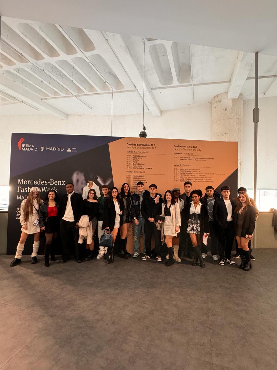 Estudiantes de FP de Comercio Internacional y Marketing y Publicidad han podido disfrutar de una experiencia inolvidable conociendo el Cibeles espacio y asistir al desfile de la diseñadora Paloma Suárez y posteriormente al Kissing Room. Esto es #YosoyFP
#fpneruda 
#iespabloneruda