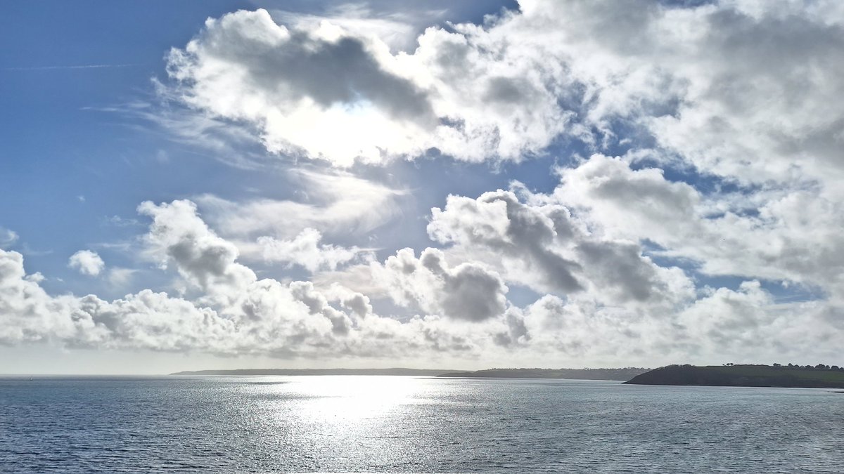 BevHunt72's tweet photo. #Walk37 of my 55 walk challenge for #OneMedicine @HumanimalTrust is nearing its end...just caught a glimpse of #PendennisCastle and #StMawes..at #CastleBeach now..sun is out and its been lovely...https://t.co/Qfp9d2j80g https://t.co/yOFT2BN9Q4