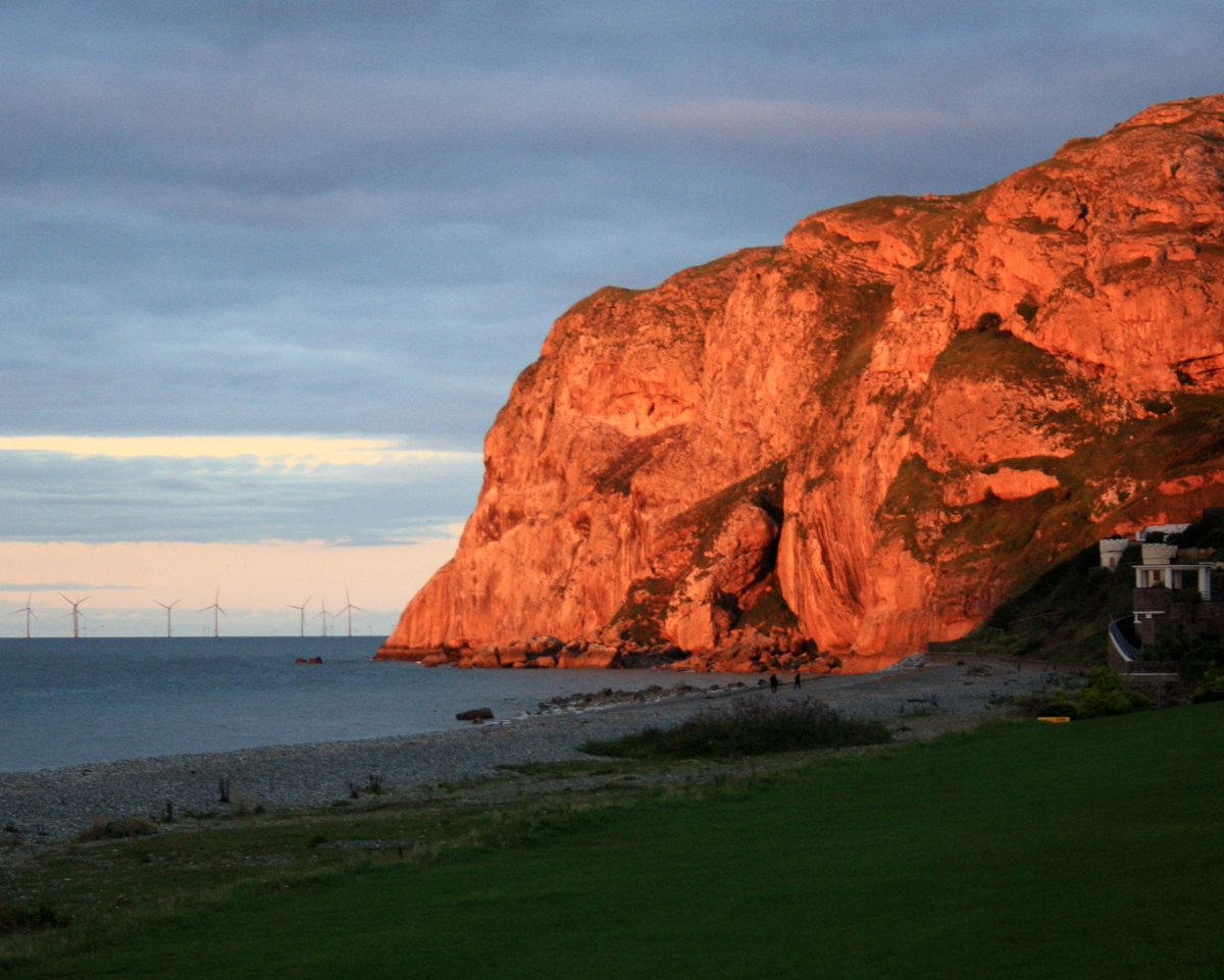 Little Orme at sunset #Llandudno #North Wales.
#littleorme #VisitWales #DiscoverCymru #beautifulwales #exploringwales #best_of_llandudno #dyslexicartists #amazingplaces #llandudnobeach #sunsets #conwy #placestovisituk #placestovisitwales #postidavisitare #Galles #rocks