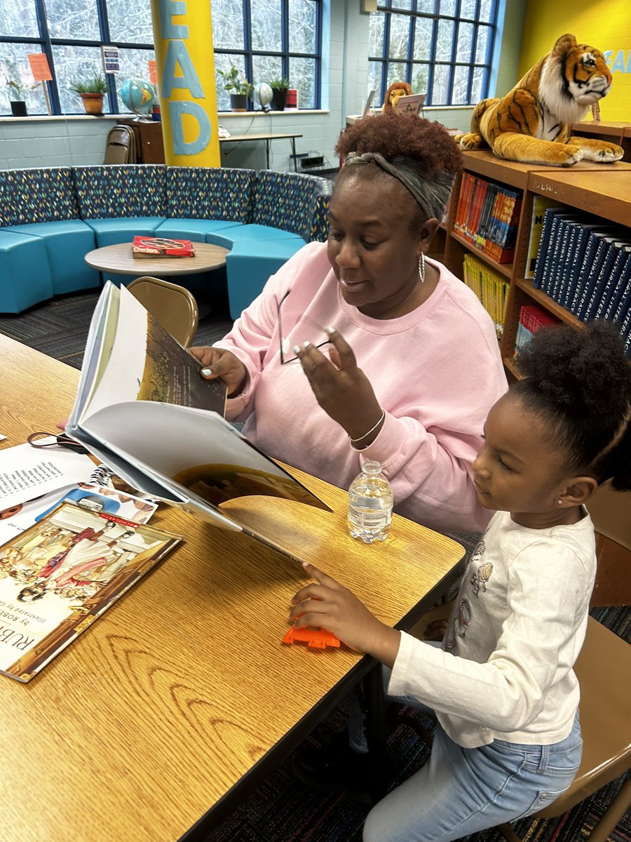 CascadeESMedCtr's tweet photo. #SupportisaVERB…. Thanks so much parents for coming to share the ❤️ of a good book…. And get some @APSTitleI school input session! ❤️❤️ is in the air!! @APSMediaServ @CascadeES_SSW @CasPrinciTmomon @ShellyGoodrum https://t.co/EOP8bw1iYm