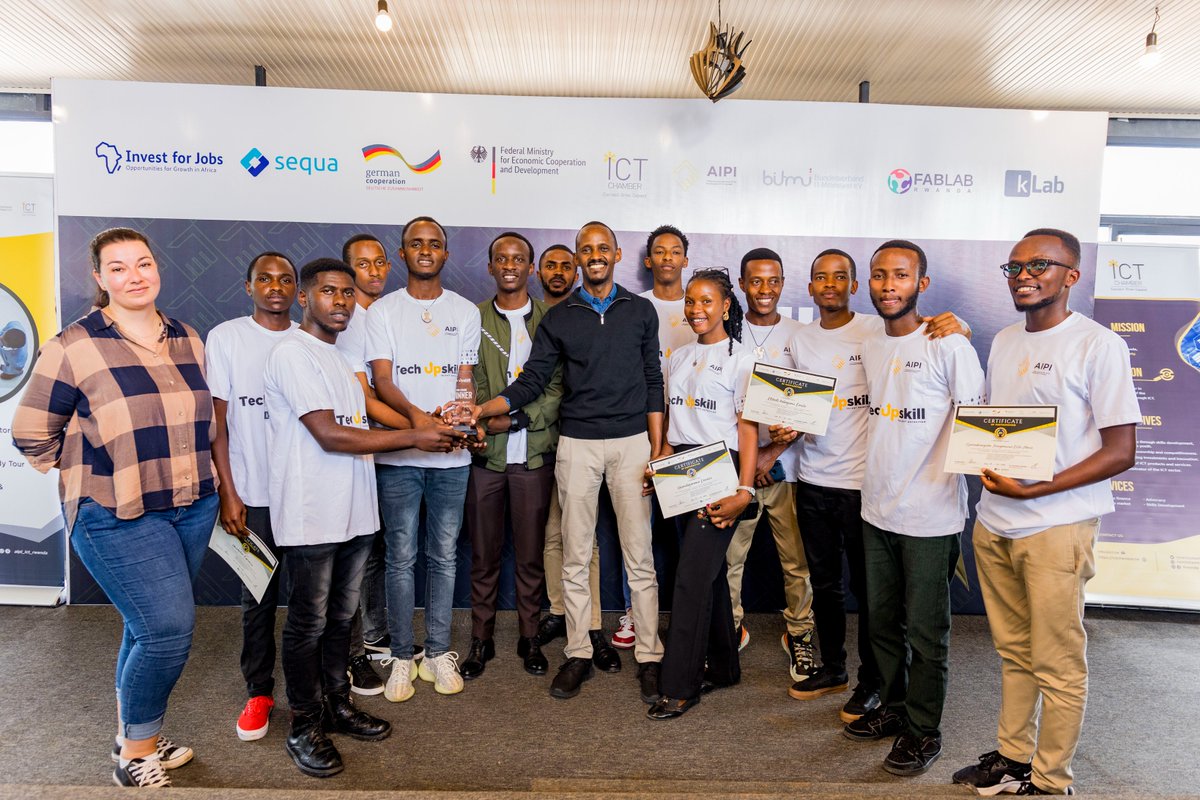 aipi_ict_rwanda's tweet image. Today while closing 3rd Tech Upskill Hackathon event, CEO of Rwanda ICT Chamber Mr. Alex Ntale encouraged graduates to go and be the game changer &amp;amp; put skills acquired to use. All talents got certificates, while top performing talents got awards.

#aipictrwanda #Techupskill