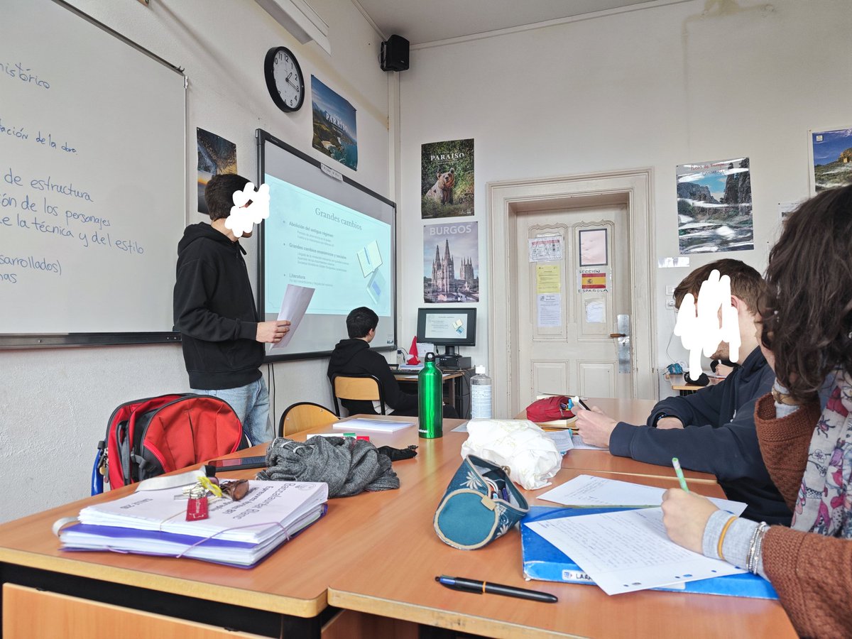 Clase de literatura, hoy toca Tristana. Fantástica exposición de Miguel, Leo y Clemen. Aprendiendo de nuestros colegas de la Sección internacional española en <a href="/LPontonniers/">Lycée International Strasbourg, Pontonniers</a> . #jobshadowing en Estrasburgo desde <a href="/IESALFONSOVIII/">IES ALFONSO VIII</a> <a href="/sepiegob/">SEPIE</a>