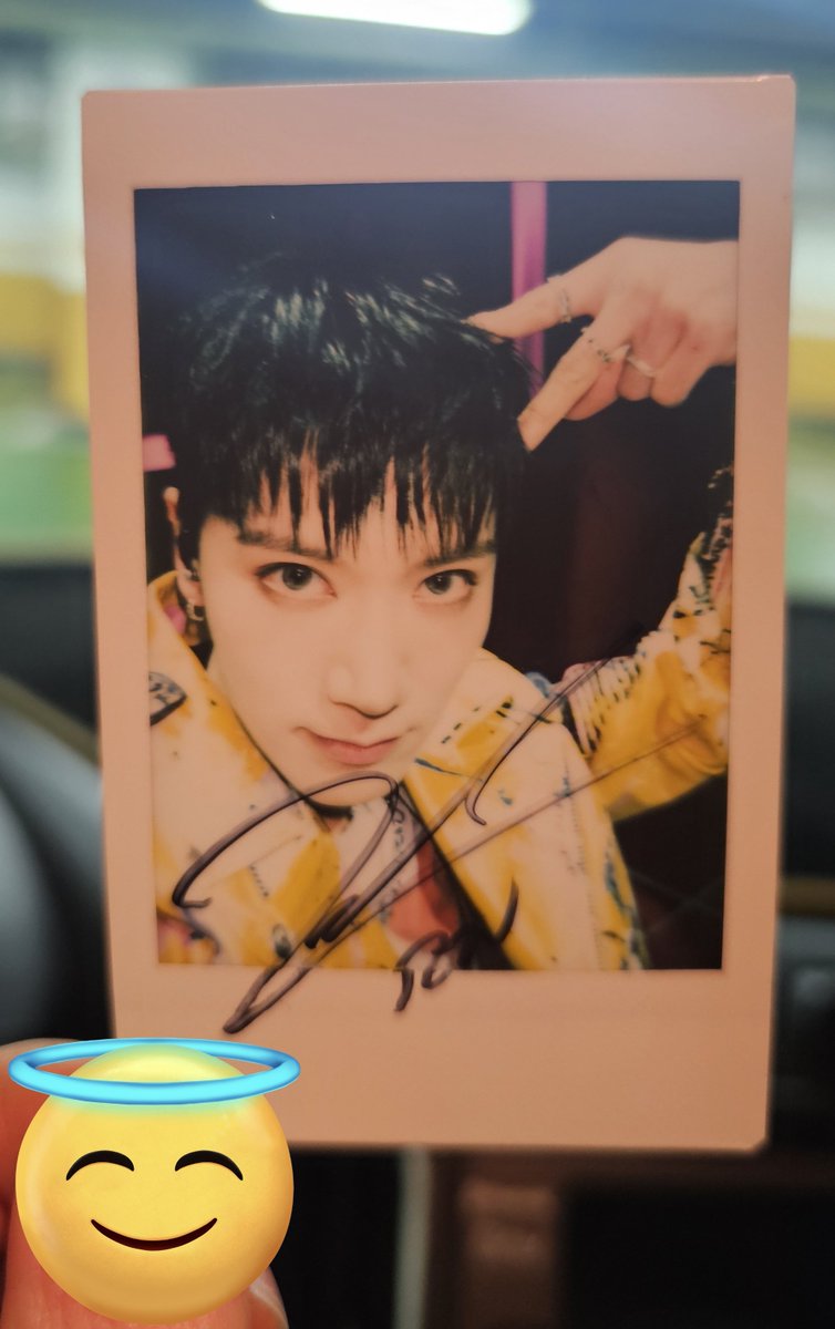 yessname_'s tweet photo. 이런거 혼자보는 거 아나나고
배웟습니다
누가 찾아볼진 모르겟지만..
심장마비로 뒤로넘어갈뻔..

#텐콘 #TEN #tenlee_1001 #텐폴라 #싸인폴라 #예사홀 #예스24라이브홀

태그야 얻어걸려라..나만볼수없다ㅜㅜ https://t.co/0O43fhhrpz
