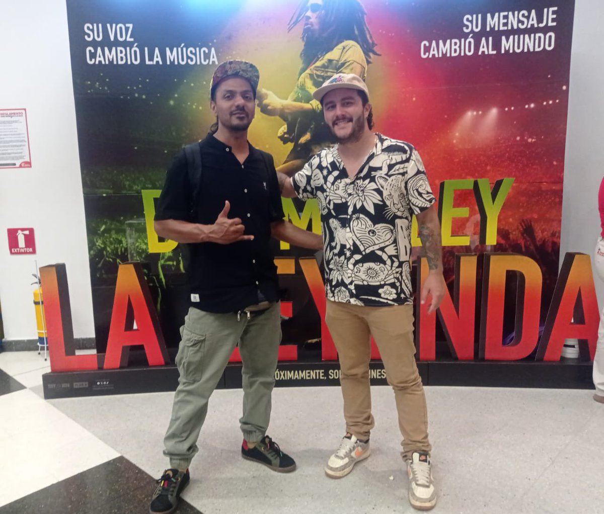 slondonouribe's tweet photo. Esta colaboración entre @bohioplaya y @Disenosthc nos emociona mucho. Ambos han sido participantes de la #TejeduríaTerritorial y su estilo, flow y calidad están muy conectados. Esto fue en la premier de la película Bob Marley: La leyenda. ¡Cracks! A seguir tejiendo. https://t.co/mBxt0NTsKJ