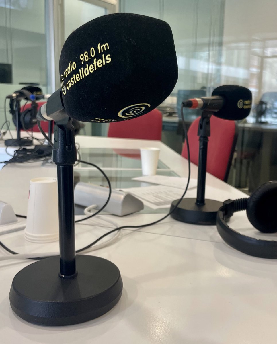 eapelcastell's tweet photo. Avui hem estat a la @RadioCastelldef parlant sobre la importància de l’exercici físic en la menopausa 💪🏻. 

També hem presentat el nou projecte “Escola de Salut de la Dona” 👩🏻👵🏻, us informarem aviat, estigueu atents! 

@icscat
#APMetroSud https://t.co/hvPnOKrh63