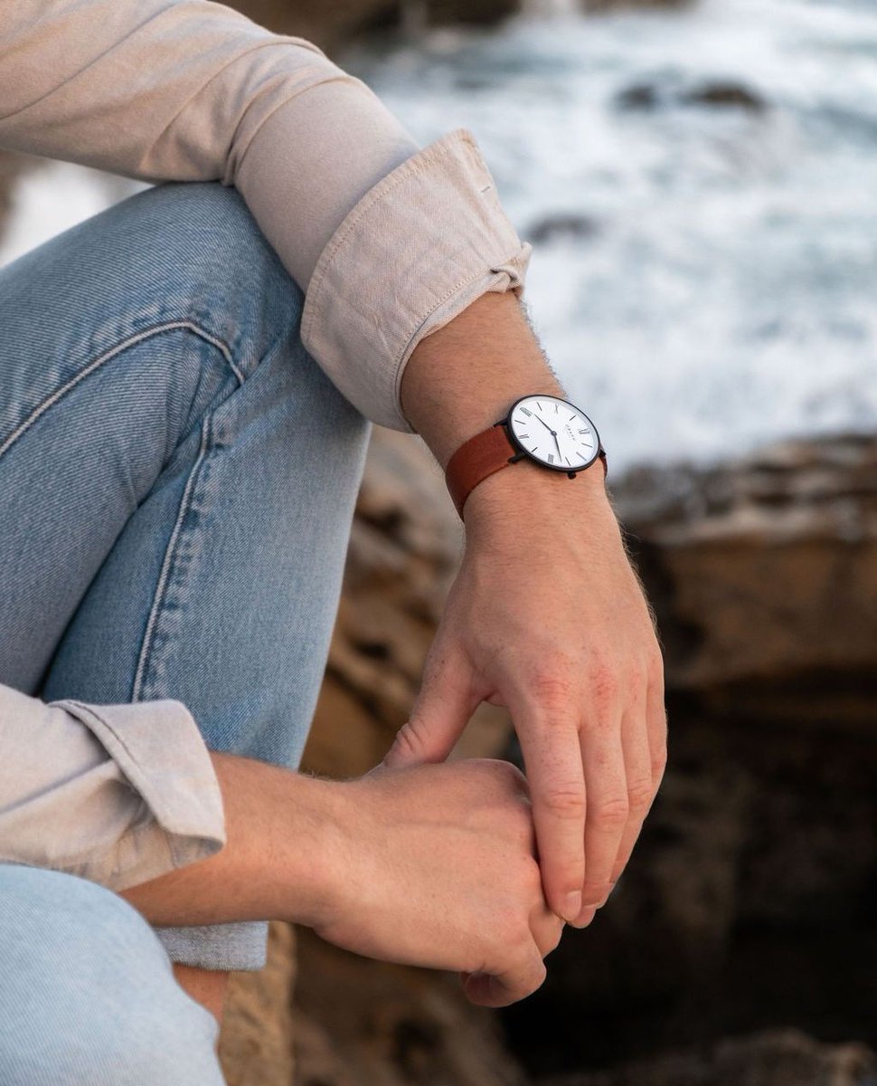 The inspiration behind the fusion of classic and modern elements in the Folie Tawny is a homage to the timeless beauty of traditional watchmaking, coupled with the sleek, minimalist aesthetics that define contemporary design.